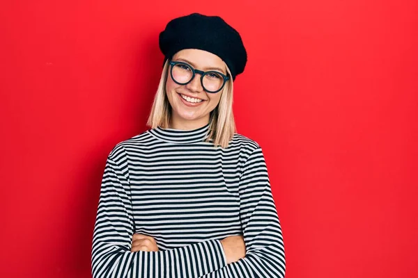 Schöne Blonde Frau Französischem Look Mit Baskenmütze Und Brille Glücklich — Stockfoto