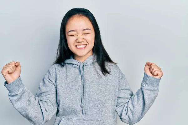 Молода Китайка Одягнена Повсякденний Одяг Дуже Щаслива Захоплена Жестом Переможця — стокове фото
