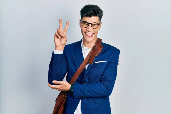 Fiatal Spanyol Férfi Üzleti Ruhában Mosolyog Boldog Arccal Kacsint Kamerára — Stock Fotó