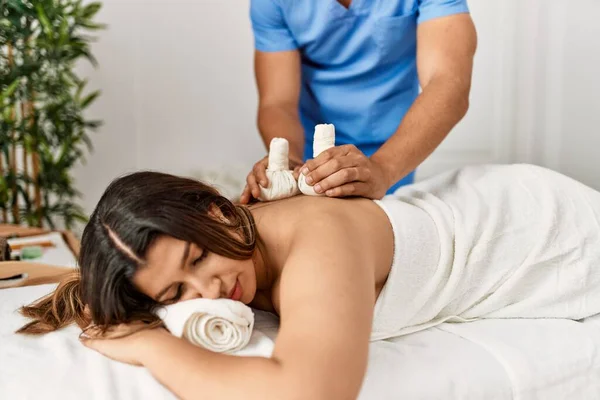 Ung Kvinna Får Växtbaserade Påsar Massage Skönhetscentret — Stockfoto