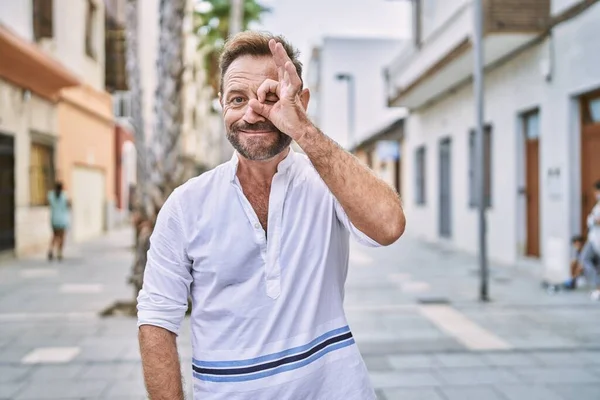 Homem Meia Idade Livre Cidade Fazendo Gesto Com Mão Sorrindo — Fotografia de Stock