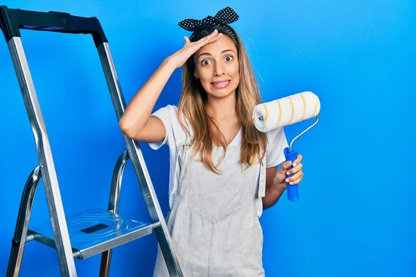 Hermosa Mujer Hispana Por Escaleras Sosteniendo Rodillo Pintor Estresado Frustrado — Foto de Stock