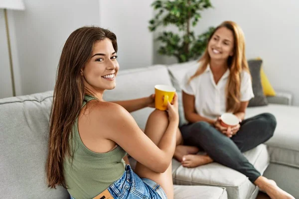 Mother Daughter Smiling Confident Drinking Coffee Home — Φωτογραφία Αρχείου