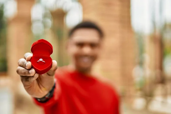 Guapo Afroamericano Joven Sosteniendo Anillo Compromiso — Foto de Stock