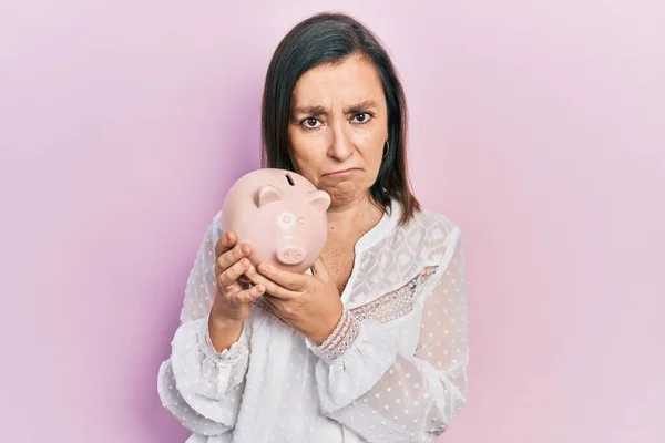 Middelbare Leeftijd Spaanse Vrouw Met Spaarvarken Bank Depressief Zorgen Voor — Stockfoto