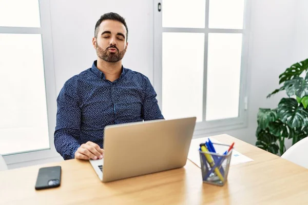 Junger Hispanischer Mann Mit Bart Der Büro Mit Laptop Arbeitet — Stockfoto