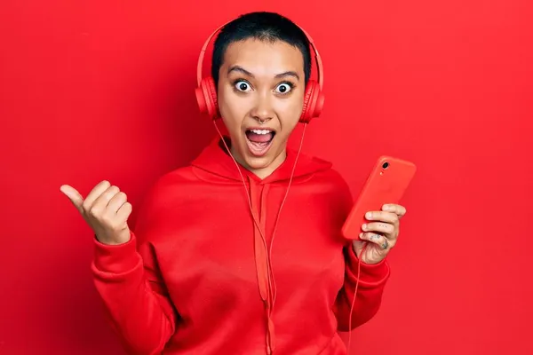 Bella Donna Ispanica Con Capelli Corti Utilizzando Smartphone Con Cuffie — Foto Stock