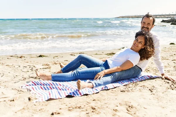 Casal Hispânico Meia Idade Relaxado Sentado Toalha Praia — Fotografia de Stock