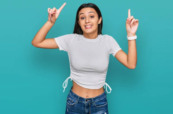 Jong Hispanic Meisje Dragen Casual Wit Shirt Glimlachen Verbaasd Verrast — Stockfoto