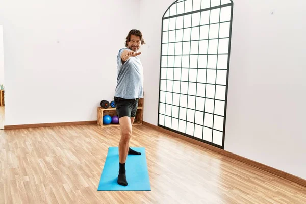 Orta Yaşlı Beyaz Bir Adam Spor Merkezinde Yoga Eğitimi Alırken — Stok fotoğraf
