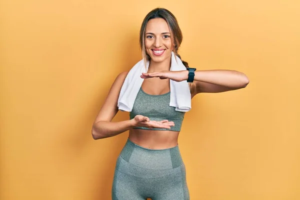 Hermosa Mujer Hispana Vistiendo Ropa Deportiva Toalla Gesto Con Las — Foto de Stock