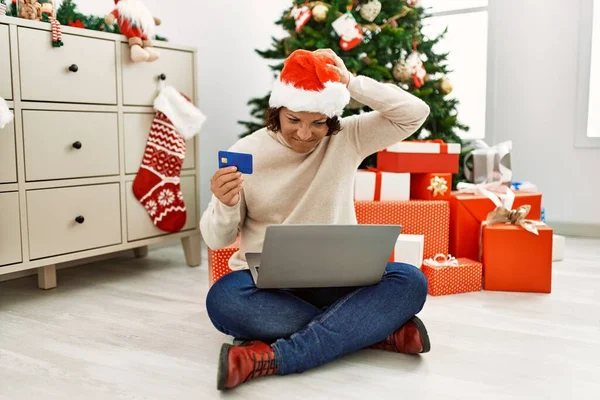 Hispanische Frau Mittleren Alters Trägt Weihnachtsmütze Mit Geschenk Und Kreditkarte — Stockfoto
