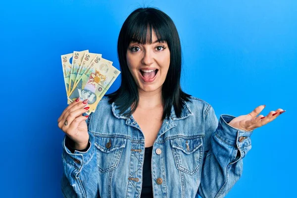 Joven Mujer Hispana Sosteniendo Billetes Leu Rumanos Celebrando Logro Con — Foto de Stock