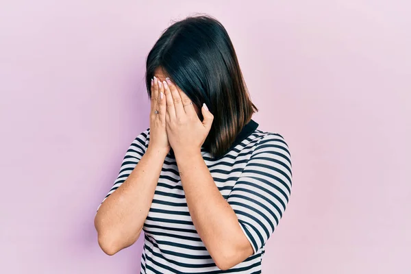 泣きながら手で顔を覆う悲しい表情のカジュアルな服を着た若いヒスパニック系の女性 うつ病の概念 — ストック写真