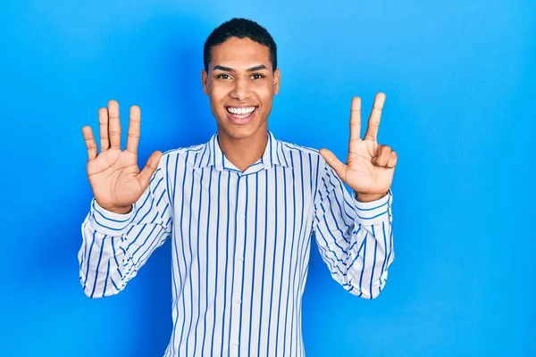 Joven Afroamericano Chico Usando Ropa Casual Mostrando Señalando Hacia Arriba —  Fotos de Stock