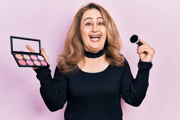 Medelålders Kaukasiska Kvinna Hålla Makeup Borste Och Rodna Firar Galen — Stockfoto