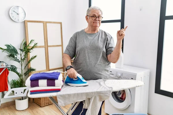 Hombre Caucásico Mayor Planchando Ropa Casa Sonriendo Feliz Señalando Con — Foto de Stock