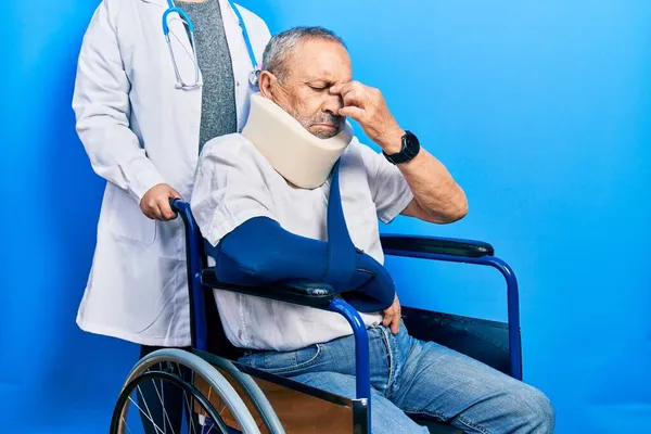 Hombre Mayor Guapo Con Barba Sentado Silla Ruedas Con Cuello — Foto de Stock