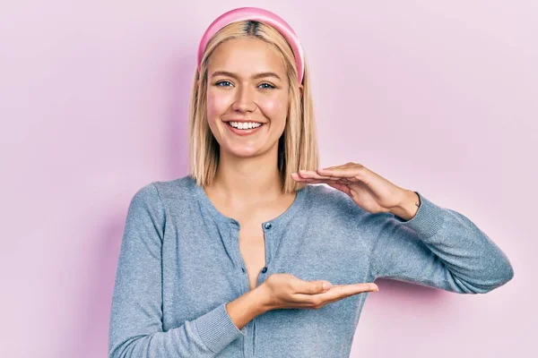 Hermosa Mujer Rubia Pie Sobre Fondo Rosa Gesto Con Las — Foto de Stock