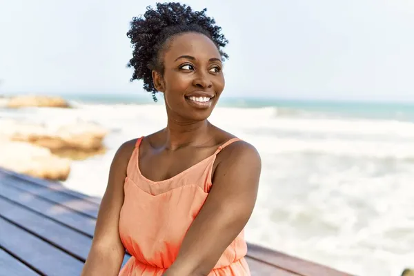 Jovem Afro Americana Sorrindo Feliz Dia Verão Praia — Fotografia de Stock