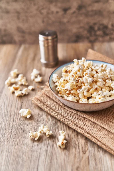 Schaal Zoute Popcorn Een Houten Ondergrond — Stockfoto
