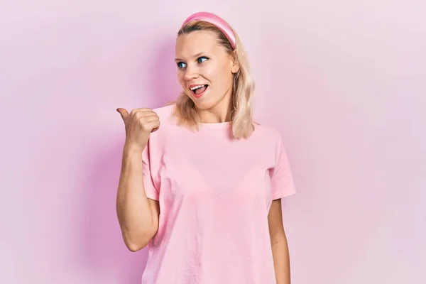 Piękna Biała Blondynka Ubrana Luźny Różowy Shirt Wskazujący Kciuk Góry — Zdjęcie stockowe