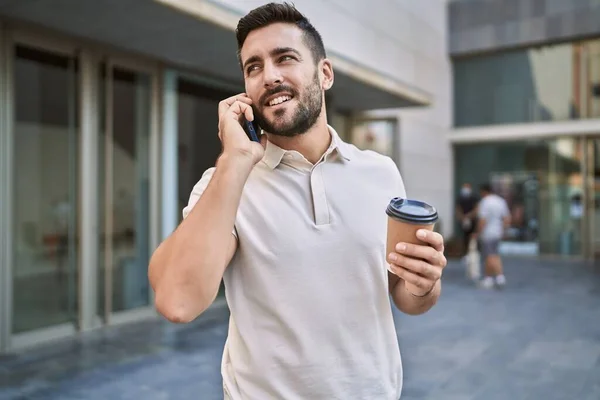 Jonge Spaanse Man Gesprek Smartphone Het Drinken Van Koffie Straat — Stockfoto