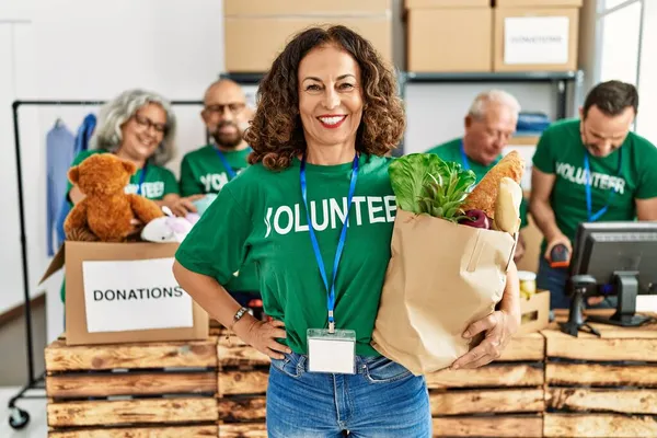 Een Groep Vrijwilligers Van Middelbare Leeftijd Die Bij Een Liefdadigheidscentrum — Stockfoto