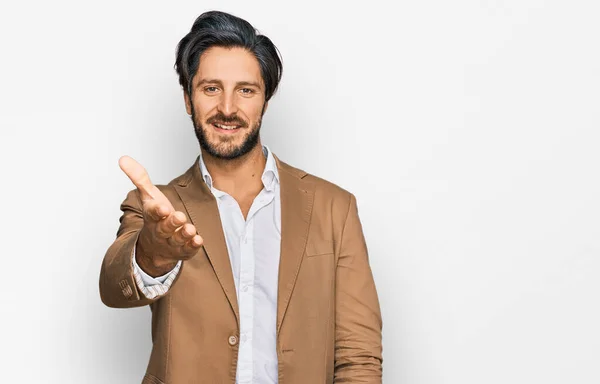 Junger Hispanischer Mann Businesskleidung Lächelt Freundlich Und Reicht Zur Begrüßung — Stockfoto