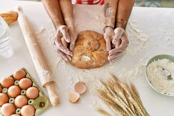 Jovem Casal Sorrindo Feliz Cozinhar Pão Caseiro Cozinha — Fotografia de Stock