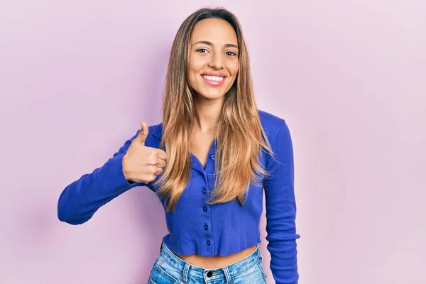 Schöne Hispanische Frau Trägt Legeres Blaues Hemd Und Macht Glückliche — Stockfoto