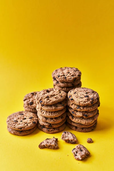 Deliciosos Biscoitos Chocolate Fundo Amarelo — Fotografia de Stock