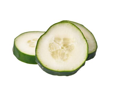  Beyaz bir arka plan üzerinde izole salatalık dilimleri