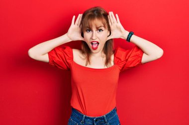 Kırmızı tişörtlü, neşeli gülümseyen, elleri yüzünü gösteren kızıl saçlı genç bir kadın. Şaşırdım ve çıktım. 