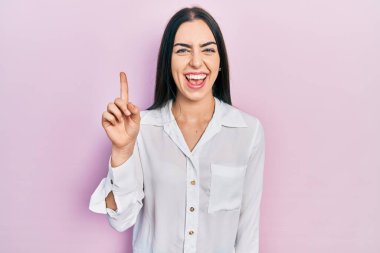 Mavi gözlü, sıradan beyaz gömlekli güzel bir kadın başarılı bir fikri işaret ediyor. Heyecanlı ve mutlu. Bir numara.. 