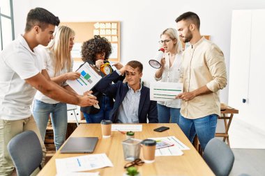 Bir grup iş adamı ofisteki ortağına bağırıyor..
