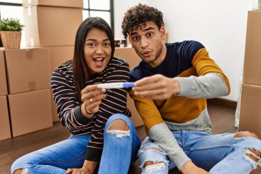 Genç Latin çift yeni evlerinde yerde otururken hamilelik testi yaparken şaşırdılar..