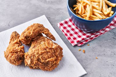  Beton yüzeyde kızarmış tavuk.