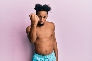 Sakallı, kızgın, kızgın, kızgın ve öfkeliyken öfkeyle bağıran Afro-Amerikalı genç bir adam. öfke ve agresif konsept. 