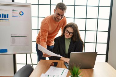 Ofiste çalışan iki beyaz iş adamı..