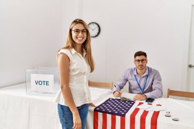 Genç Amerikalı seçmen kadın seçmen kurulunda mutlu bir şekilde duruyor..