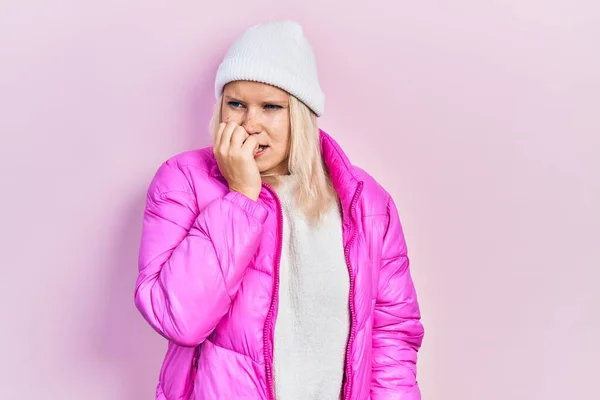 Vacker Kaukasiska Blond Kvinna Bär Ull Hatt Och Vinter Rock — Stockfoto