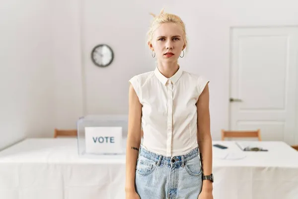 Hermosa Mujer Caucásica Pie Por Votación Sala Elecciones Con Expresión —  Fotos de Stock