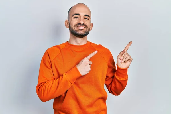 Jovem Careca Vestindo Roupas Casuais Sorrindo Olhando Para Câmera Apontando — Fotografia de Stock