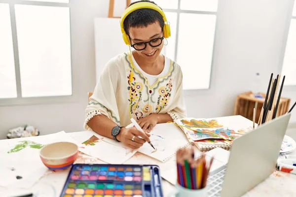 Mujer Hispana Joven Escuchando Música Usando Portátil Dibujando Cuaderno Estudio — Foto de Stock