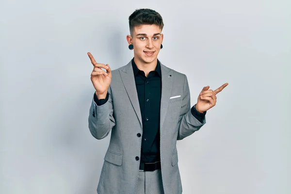 Der Junge Kaukasier Mit Den Sich Erweiternden Ohren Der Businessjacke — Stockfoto