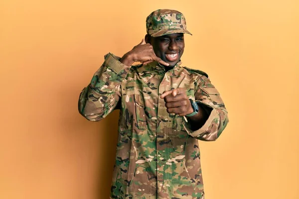 Fiatal Afro Amerikai Férfi Aki Katonai Egyenruhát Visel Mosolyog Miközben — Stock Fotó