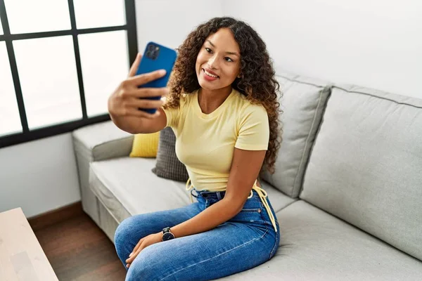 Mujer Latina Joven Sonriendo Confiado Hacer Selfie Por Teléfono Inteligente — Foto de Stock