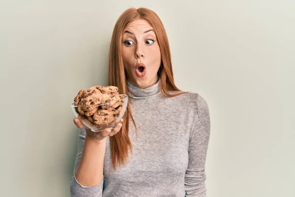 Fiatal Kezében Tál Csokoládé Chips Cookie Ijedt Csodálkozott Nyitott Szájjal — Stock Fotó