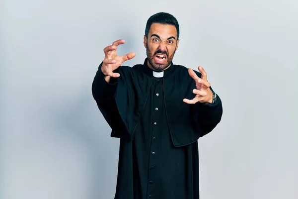 Hombre Hispano Guapo Con Barba Vestido Sacerdote Católico Gritando Frustrado —  Fotos de Stock